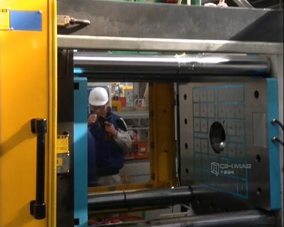 （視頻）注塑機(jī)快速換?！帕δ０骞ぷ鳜F(xiàn)場(chǎng)