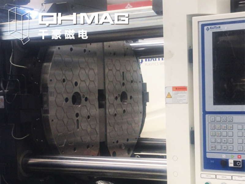 注塑機磁力模板輕松安裝，提升換模效率